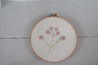 handgemaakte muurhanger geborduurde bloemen wandhanger rond borduurwerk