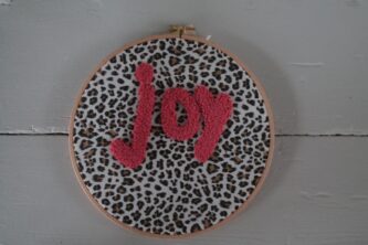 Muurhanger Joy wandhanger rond borduurwerk voor een vrolijke muur