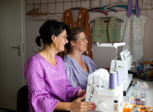 duurzaam cadeau: handgemaakt kussen van een vintage hergebruikte slaapzak