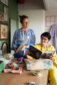 duurzaam cadeau: handgemaakt borduurwerk bloemen in ronde borduurring