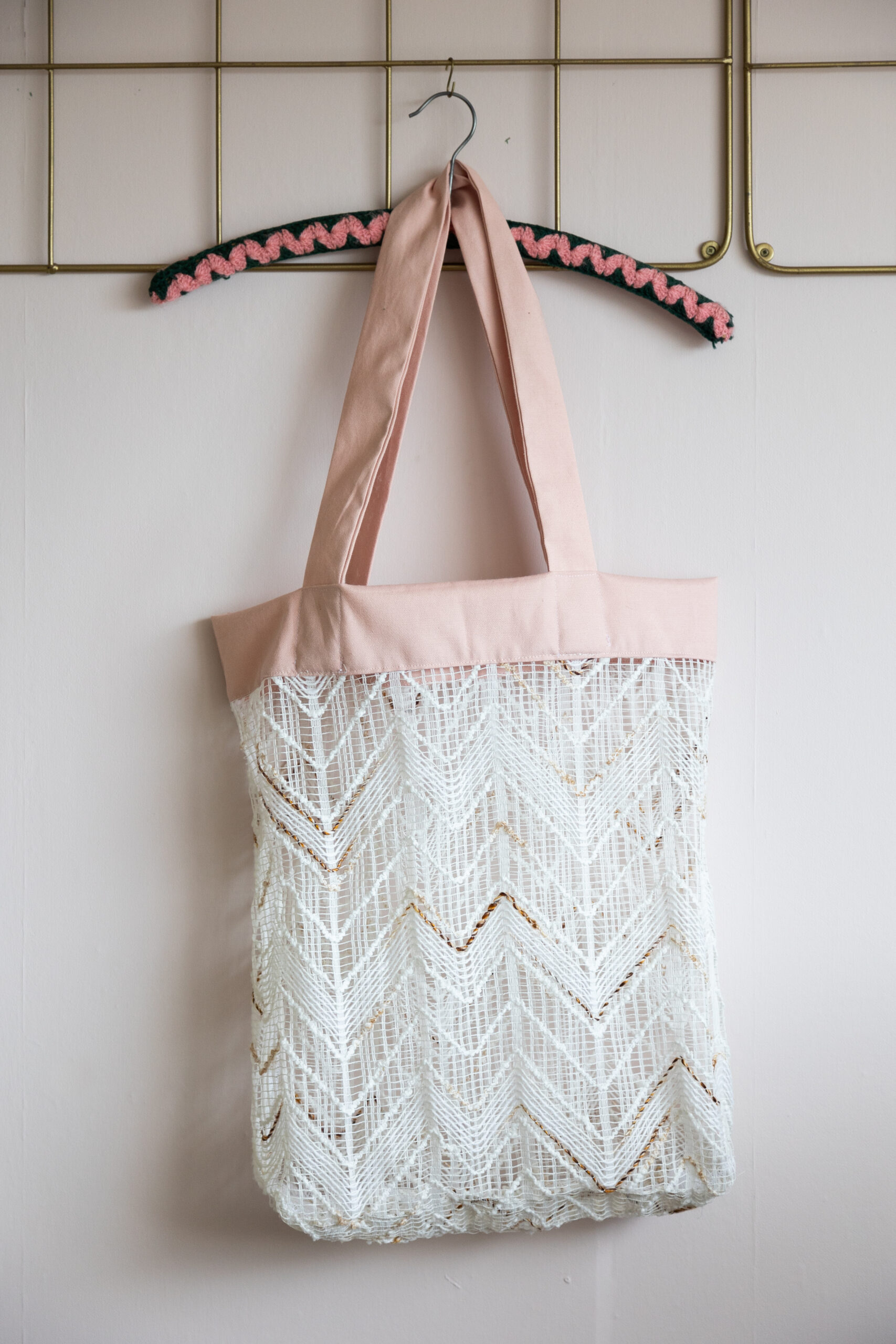 duurzaam cadeau: handgemaakt borduurwerk bloemen in ronde borduurring