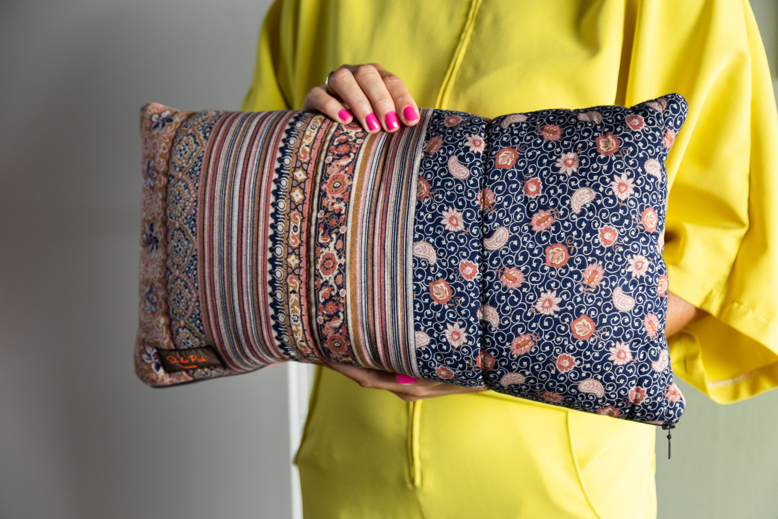 duurzaam cadeau: handgemaakt kussen van een vintage hergebruikte slaapzak