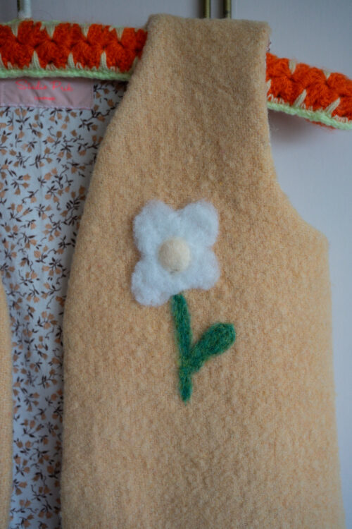 Handgemaakt wollen gilet met vilten bloem